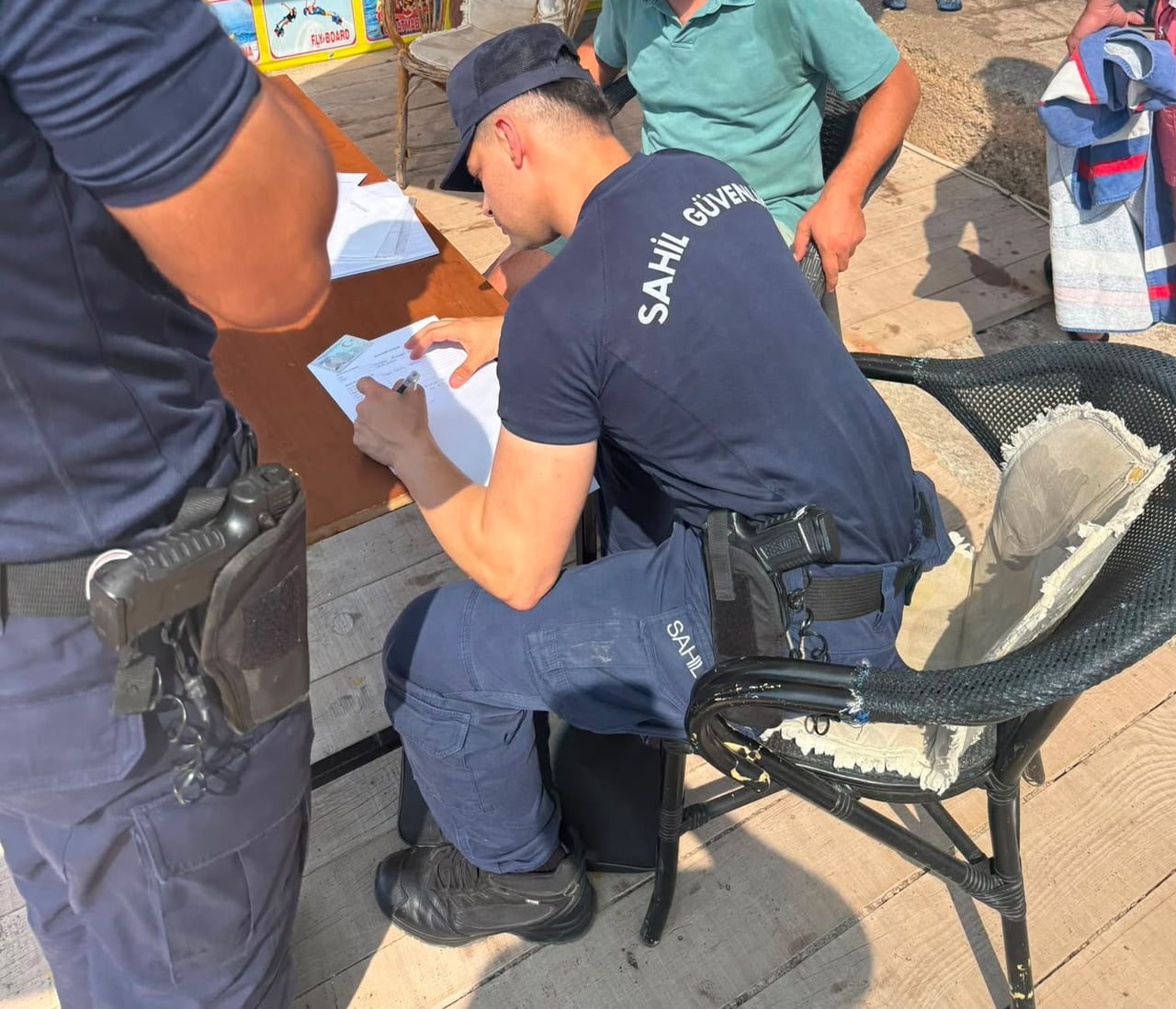 MARMARİS’İN İÇMELER MAHALLESİNDE DENİZDE YÜZEN KILIÇ BALIĞINI KUYRUĞUNDAN ÇEKEREK KARAYA ÇIKARDI...