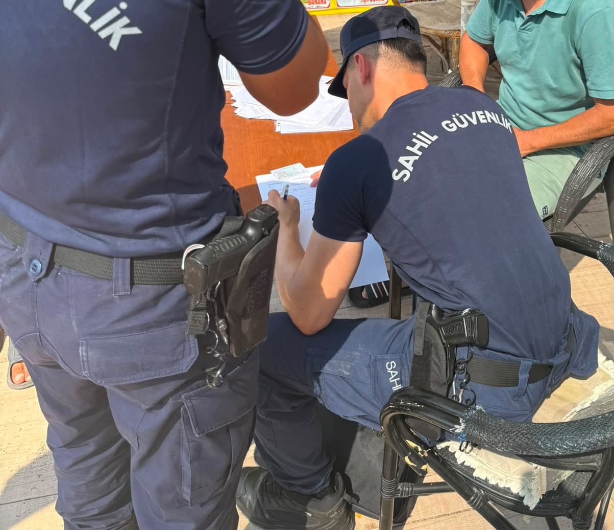 MARMARİS’İN İÇMELER MAHALLESİNDE DENİZDE YÜZEN KILIÇ BALIĞINI KUYRUĞUNDAN ÇEKEREK KARAYA ÇIKARDI...