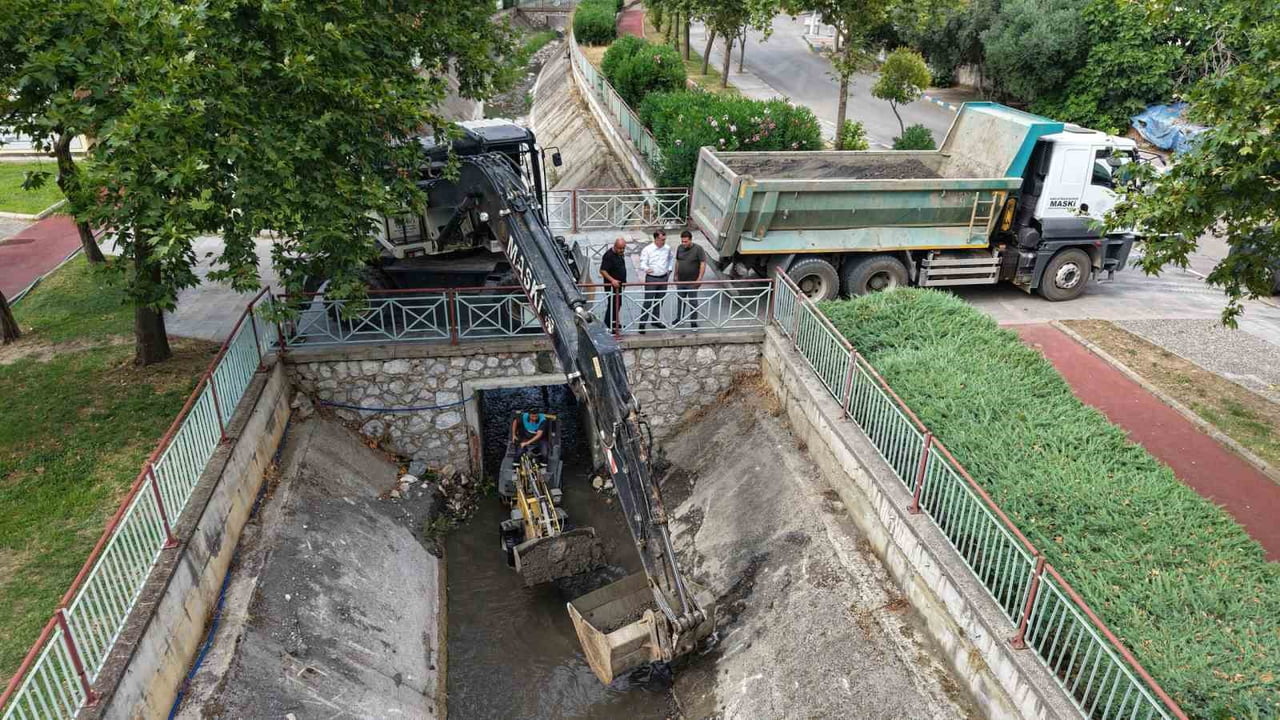 MASKİ GENEL MÜDÜRLÜĞÜ, MANİSA KENT MERKEZİNDEKİ DERE, SULAMA VE KURUTMA KANALLARINDA KAPSAMLI...