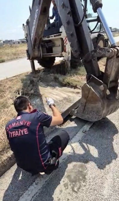MAZGALDAN GELEN KEDİ SESİ ÜZERİNE VATANDAŞLAR DURUMU 112 ACİL ÇAĞRI MERKEZİ'NE BİLDİRDİ. İHBARLA...