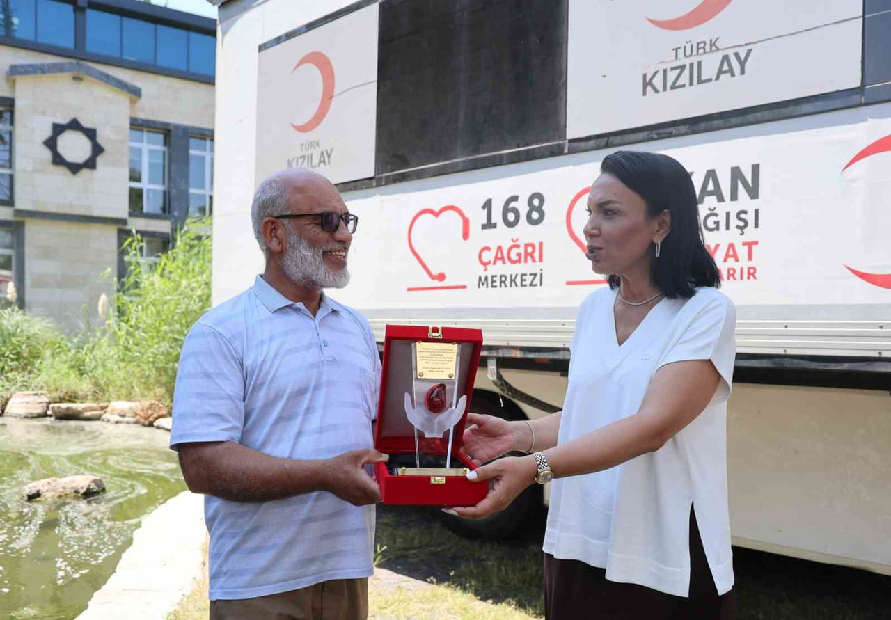 MEHMET ÖZCAN'A PLAKETİ, TÜRK KIZILAY YETKİLİLERİNİN KATILIMIYLA KOZAN BELEDİYE BAŞKAN YARDIMCISI...