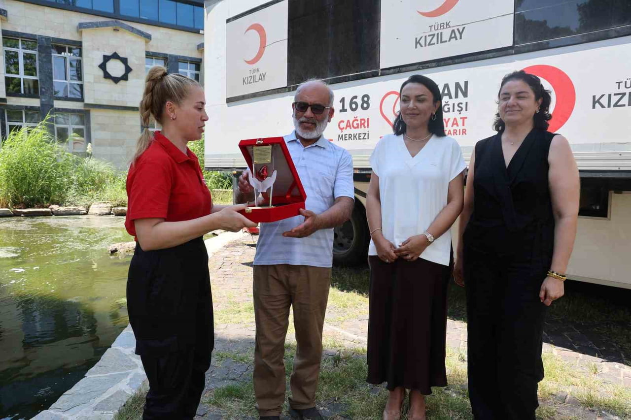 MEHMET ÖZCAN'A PLAKETİ, TÜRK KIZILAY YETKİLİLERİNİN KATILIMIYLA KOZAN BELEDİYE BAŞKAN YARDIMCISI...