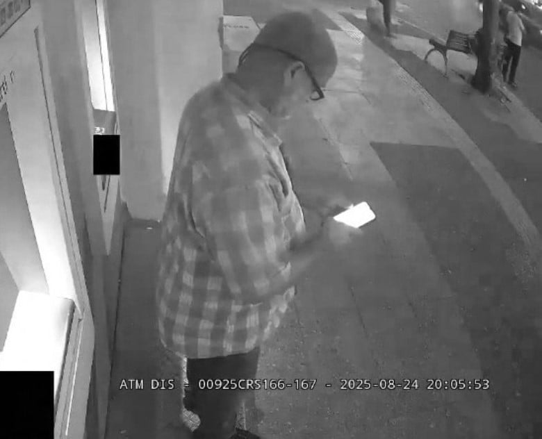 MEHMET YAŞASIN YALÇIN, ATM'DEN PARAYI ALDIKTAN SONRA CEP TELEFONUYLA HESABINI KONTROL EDİYOR.
