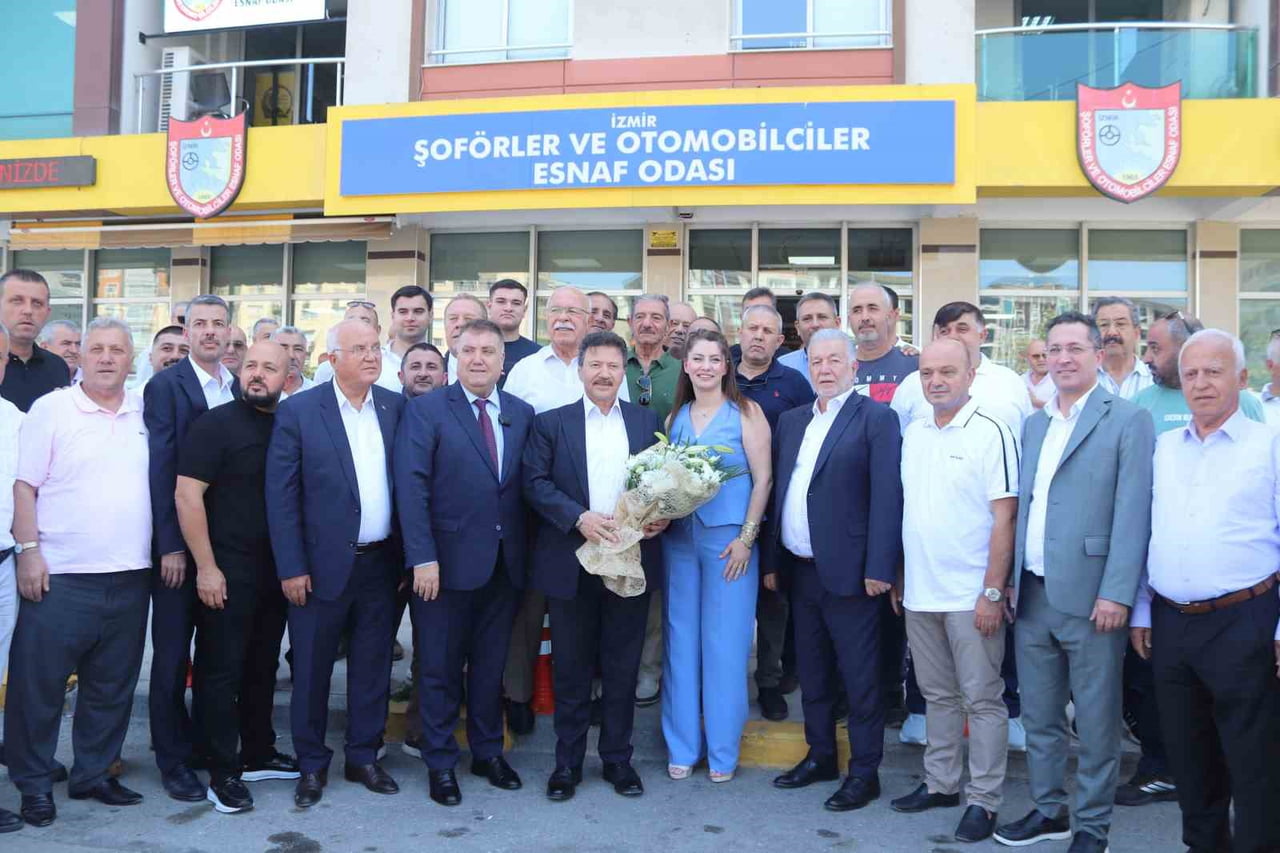 MEHMET YİĞİNER, ODA BAŞKANI ERKAN ÖZKAN, ODA YÖNETİMİ VE TAKSİCİ ESNAFI TARAFINDAN ODA ÖNÜNDE...