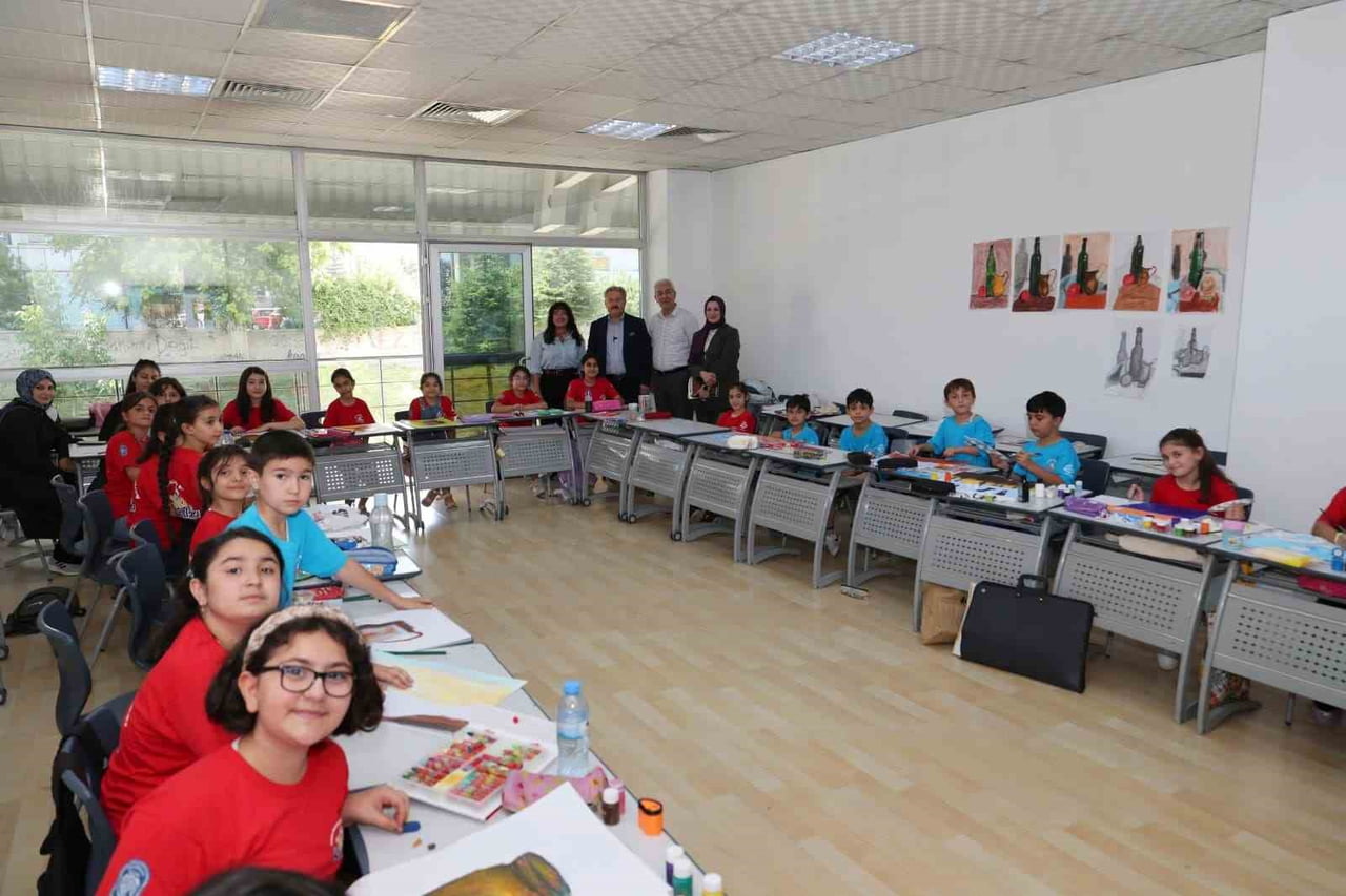 MELİKGAZİ BELEDİYESİ, İLÇENİN DÖRT BİR YANINDA AÇTIĞI ÜCRETSİZ YAZ KURSLARIYLA BİNLERCE VATANDAŞIN...