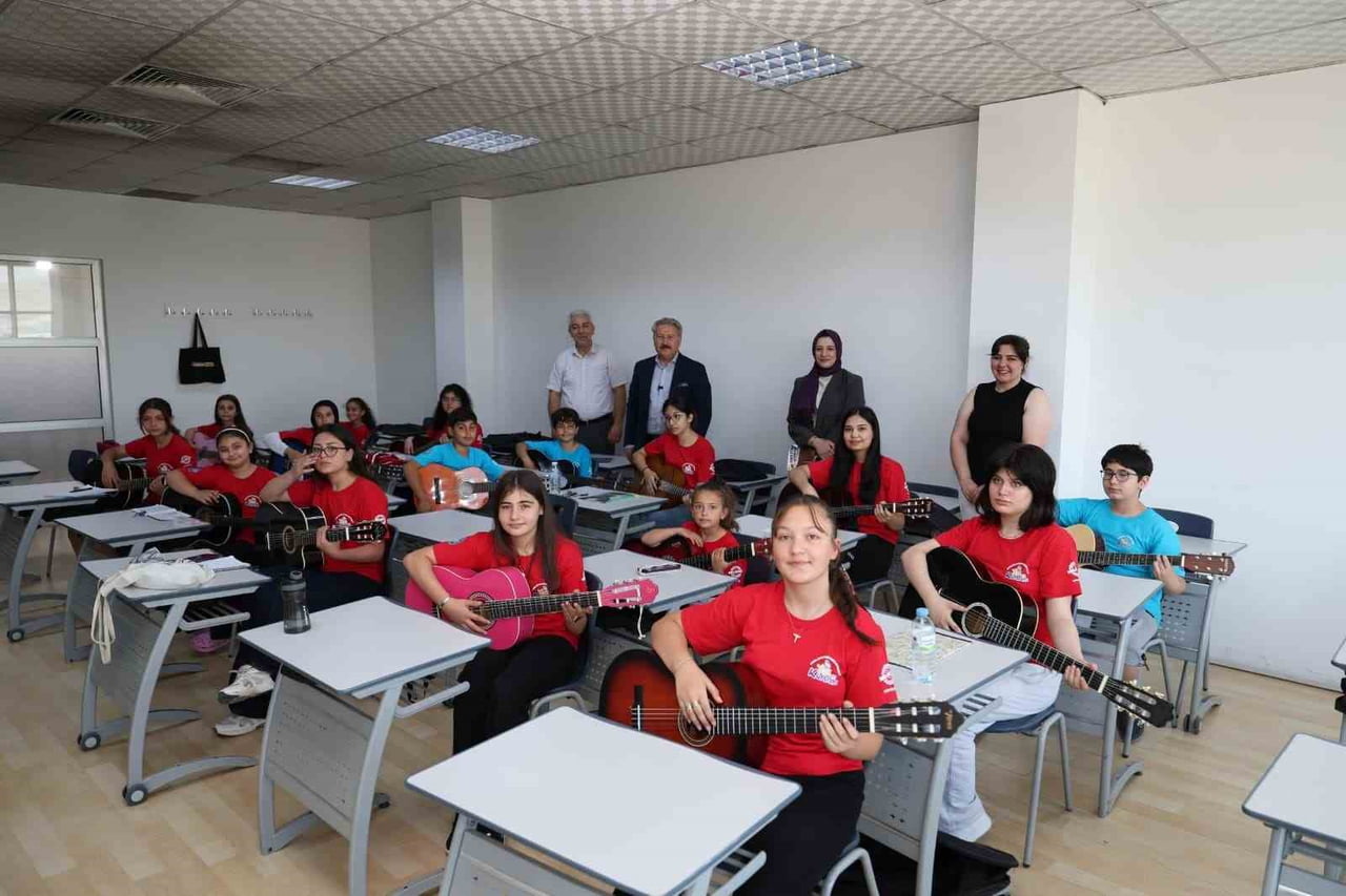 MELİKGAZİ BELEDİYESİ, İLÇENİN DÖRT BİR YANINDA AÇTIĞI ÜCRETSİZ YAZ KURSLARIYLA BİNLERCE VATANDAŞIN...
