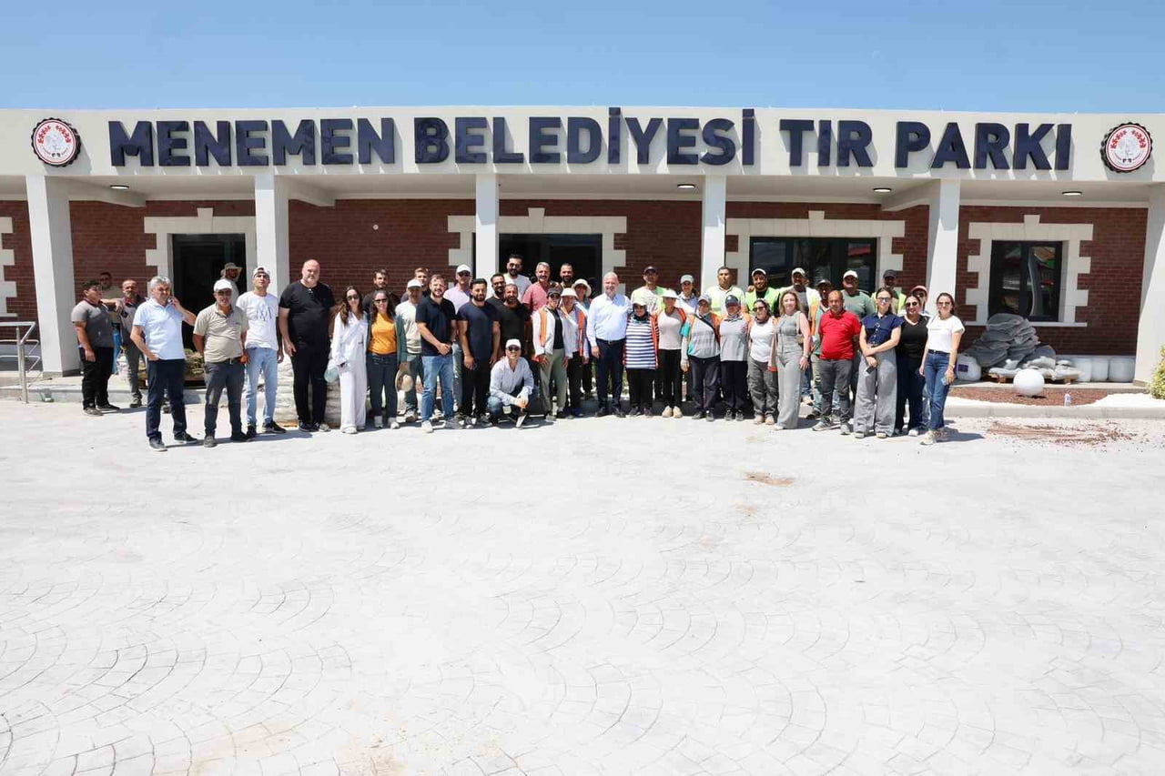 MENEMEN BELEDİYESİ, İLÇENİN KALBİNDEN GEÇEN ÇANAKKALE ASFALTI ÜZERİNDEKİ TIR VE KAMYON...