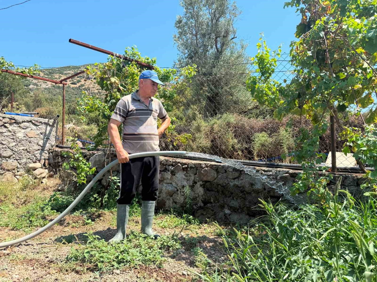 MENEMEN BELEDİYESİ, YÜZ YILDIR TAŞIMA SUYLA SULANAN AYVACIK KÖYÜNDE TOPRAKLA SUYU BULUŞTURDU.