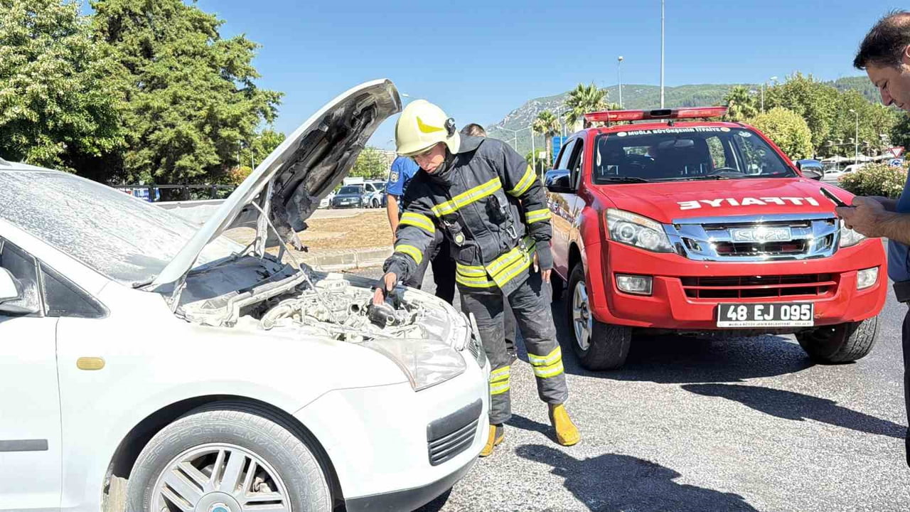 MENTEŞE'DE SEYİR HALİNDEKİ BİR OTOMOBİLİN MOTOR BÖLÜMÜNDE ÇIKAN YANGIN, İTFAİYE EKİPLERİNİN HIZLI...