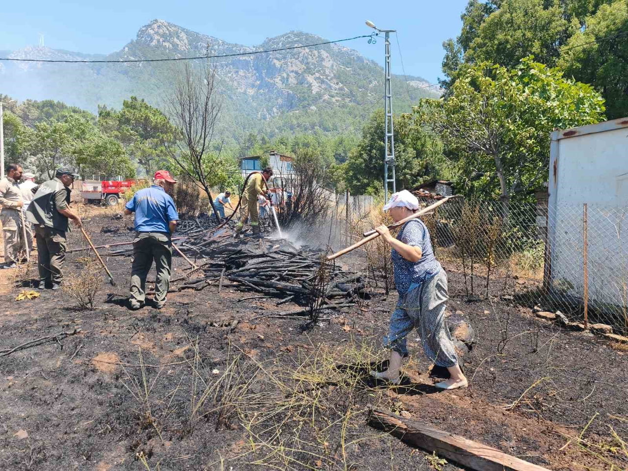 MENTEŞE’DE KAZMA KÜREĞİ ALAN YANGINA KOŞTU