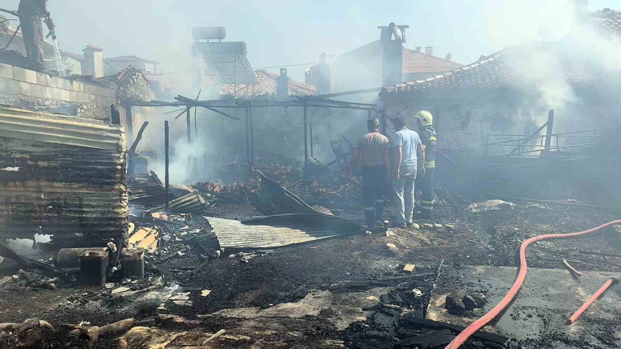MENTEŞE İLÇESİ DÜĞEREK MAHALLESİ’NDE BİR EVDE ÇIKAN YANGINDA YAŞLI ADAM YAŞAMINI...