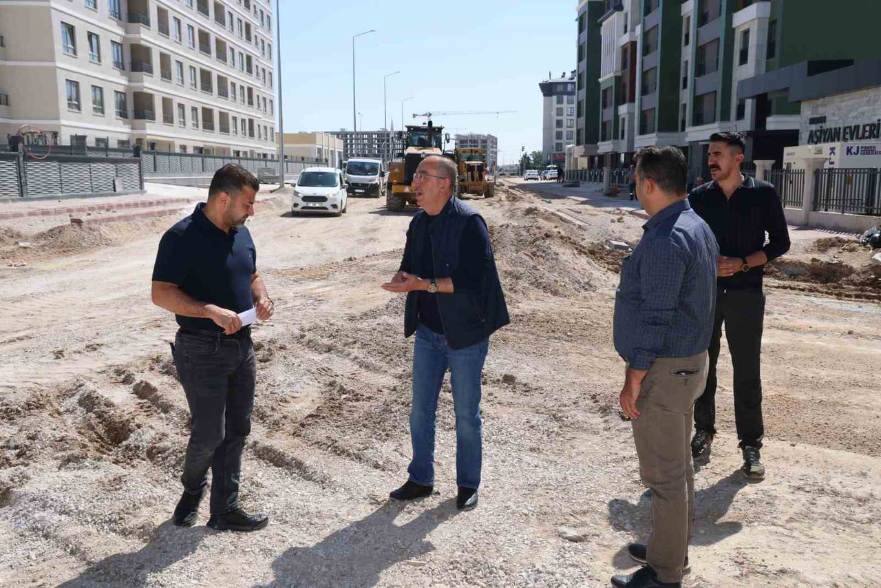 MERAM BELEDİYESİ, YAZ SEZONUYLA BİRLİKTE İLÇE GENELİNDE YOL, ASFALT, PARKE-BORDÜR VE YENİ CADDE...