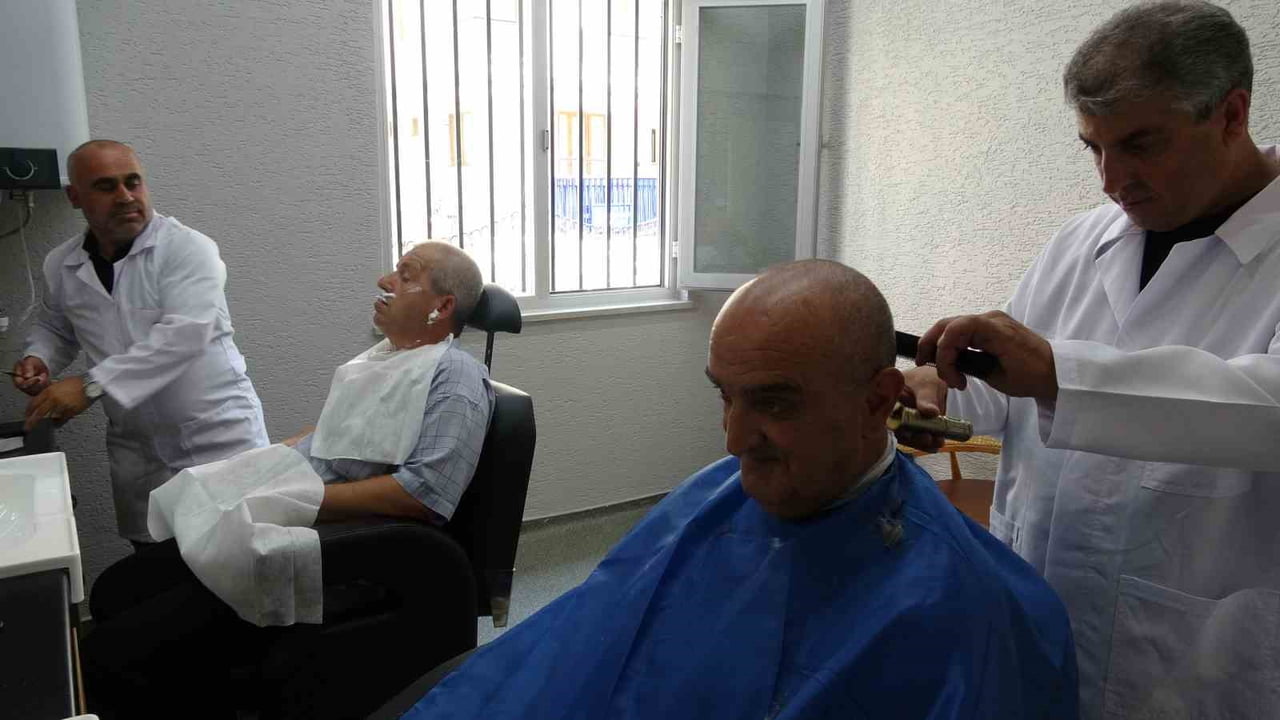 MERKEZDE 65 YAŞ VE ÜZERİNDEKİ EMEKLİLERE ÜCRETSİZ ÇAY İKRAMI YAPILIRKEN, BERBER HİZMETİ DE...