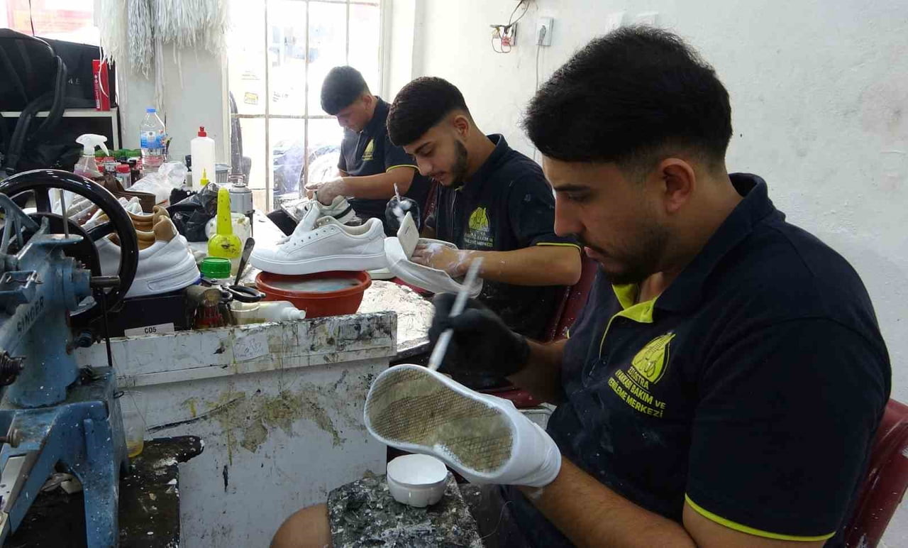 MERSİN'DE BABADAN KALMA AYAKKABI TAMİRCİLİĞİNİ MODERN BİR ANLAYIŞLA SÜRDÜREN GENÇ GİRİŞİMCİ...