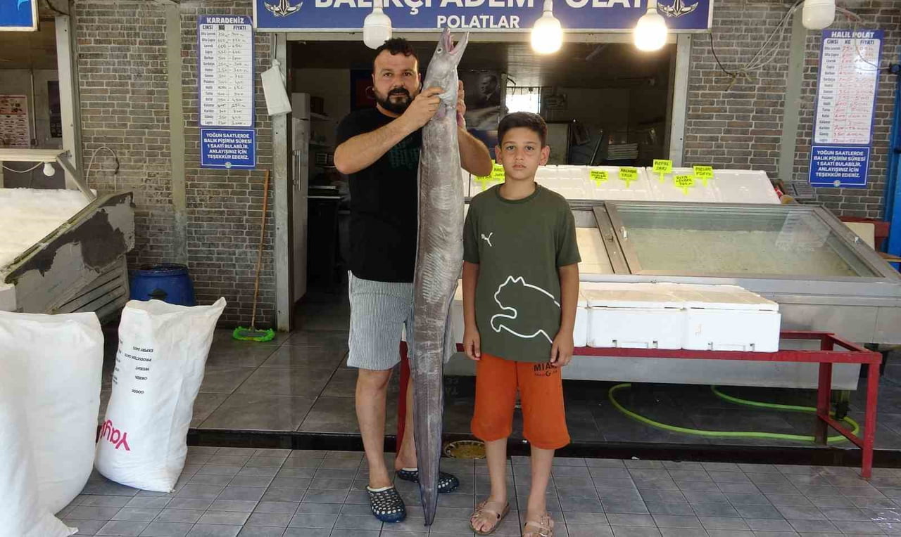 MERSİN'DE BALIKÇI TEZGAHINDA SERGİLENEN YAKLAŞIK 2 METRE UZUNLUĞUNDA VE 20 KİLOGRAM AĞIRLIĞINDAKİ...