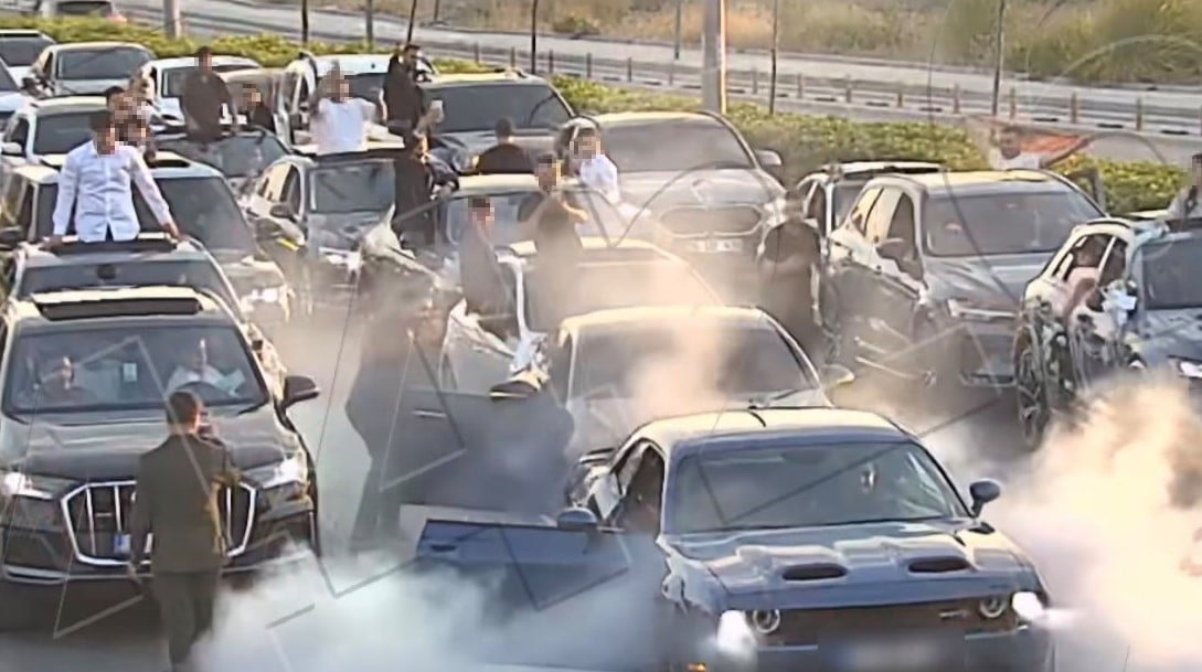 MERSİN'DE DÜĞÜN KONVOYU SIRASINDA YOLU KAPATARAK TRAFİĞİ AKSATAN VE TRAFİK GÜVENLİĞİNİ TEHLİKEYE...