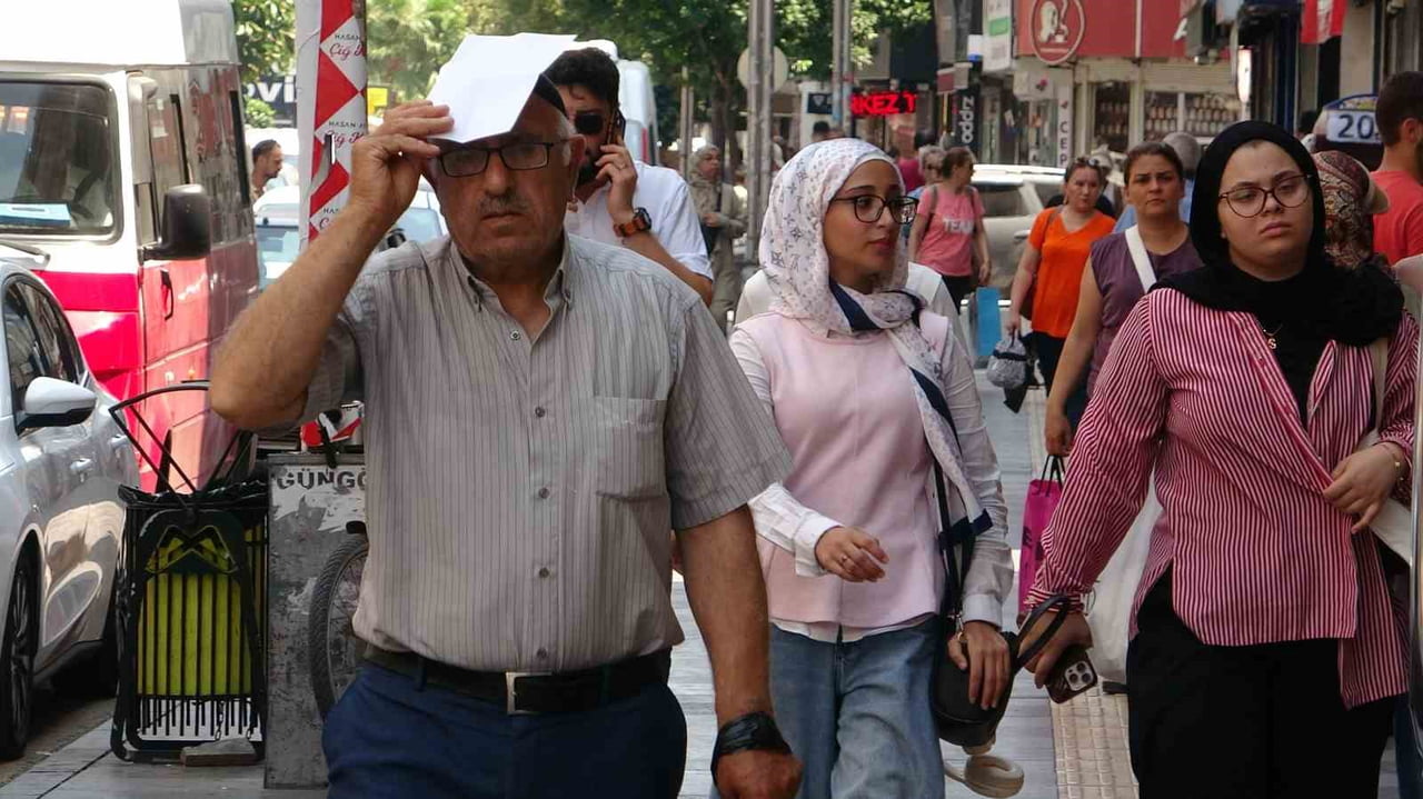 MERSİN'DE ETKİSİNİ ARTIRAN SICAK HAVA NEDENİYLE VATANDAŞLAR SERİNLEMEK İÇİN SAHİLLERİ, PLAJLARI VE...