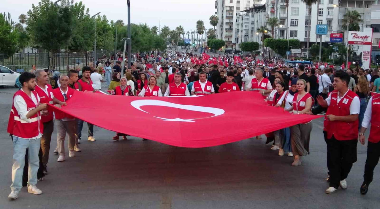 MERSİN'DE HAİN DARBE GİRİŞİMİNİN 10. YIL DÖNÜMÜNDE ANMA YÜRÜYÜŞÜ DÜZENLENEREK DEMOKRASİ NÖBETİ...