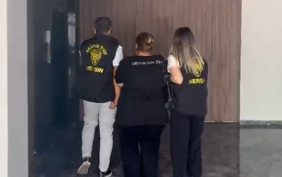 MERSİN'DE POLİS EKİPLERİNİN YAPTIĞI ÇALIŞMADA 36 YIL HAPİS CEZASIYLA ARANAN DOLANDIRICI YAZLIKTA...