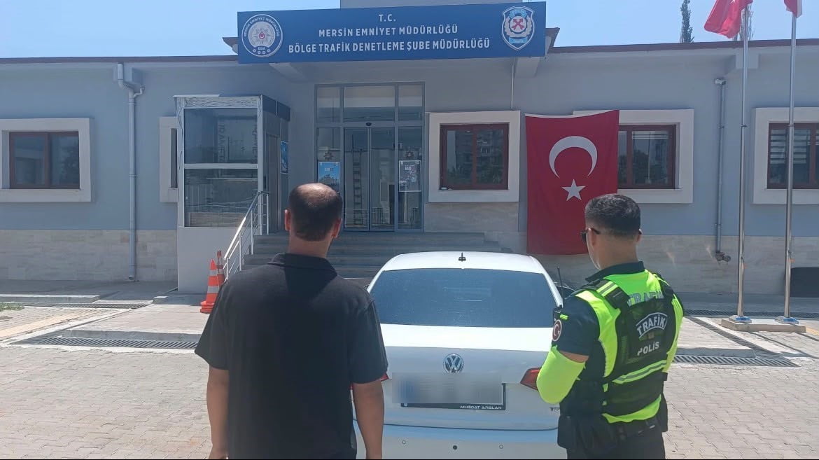MERSİN'DE SOSYAL MEDYADA PAYLAŞILAN TRAFİK KURALI İHLALİ GÖRÜNTÜLERİ ÜZERİNE HAREKETE GEÇEN POLİS...