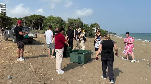 Mersin'de uydu takip cihazı takılan 2 deniz kaplumbağası denize bırakıldı