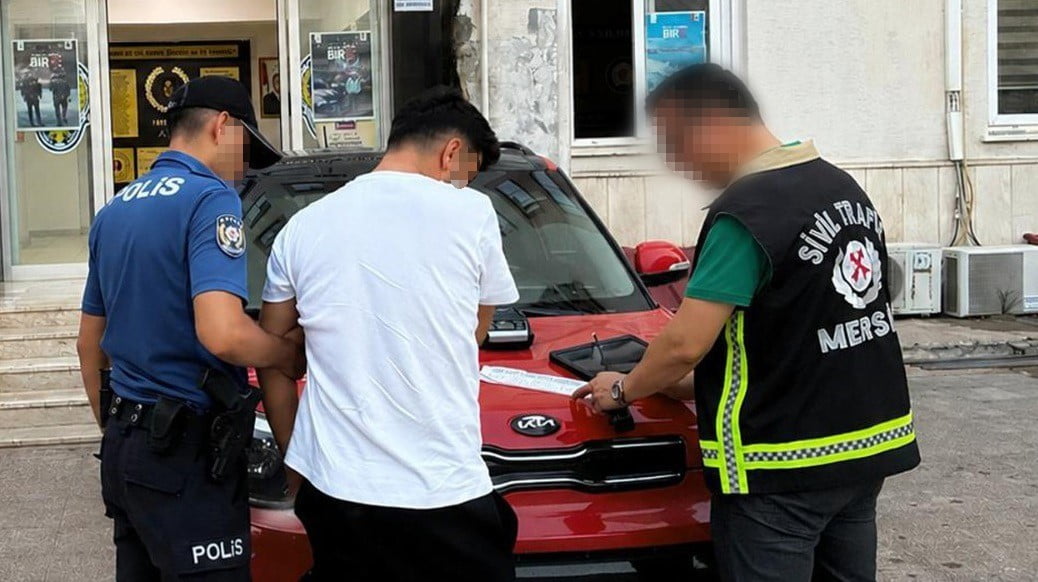 MERSİN'DE YOL VERME TARTIŞMASINDA TRAFİĞİ TEHLİKEYE DÜŞÜREN SÜRÜCÜ YAKALANDI, 261 BİN TL CEZA...