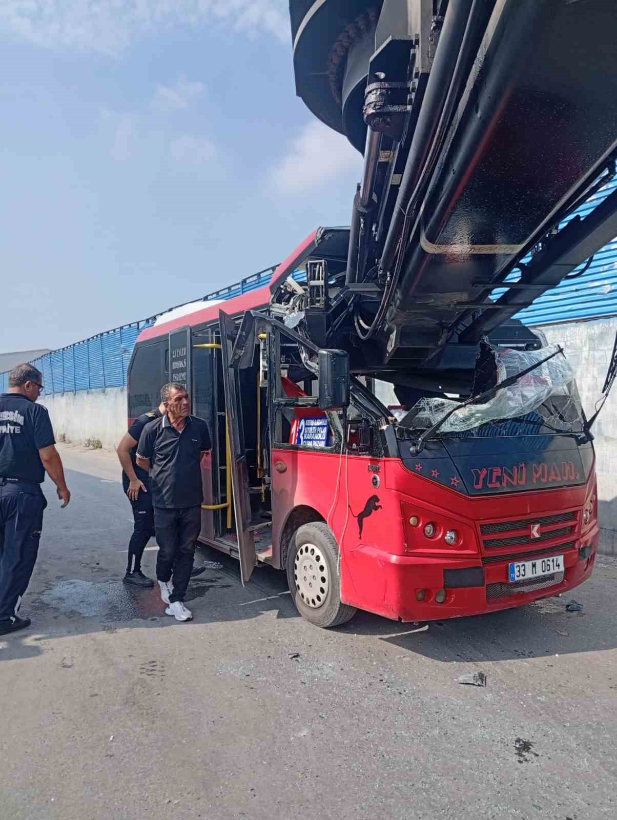 MERSİN'DE YOLCU MİNİBÜSÜ İLE KONTEYNER YÜKLEME VİNCİNİN ÇARPIŞTIĞI KAZADA 1 KİŞİ YARALANDI....