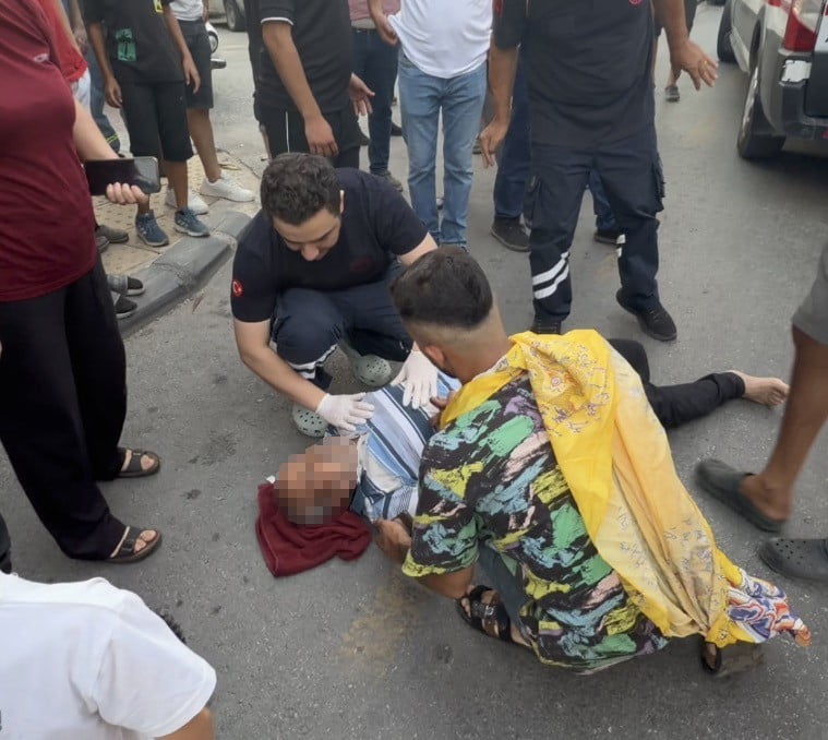 MERSİN'DE YOLUN KARŞISINA GEÇMEYE ÇALIŞAN 71 YAŞINDAKİ YAYA, MOTOSİKLETİN ÇARPMASI SONUCU AĞIR...