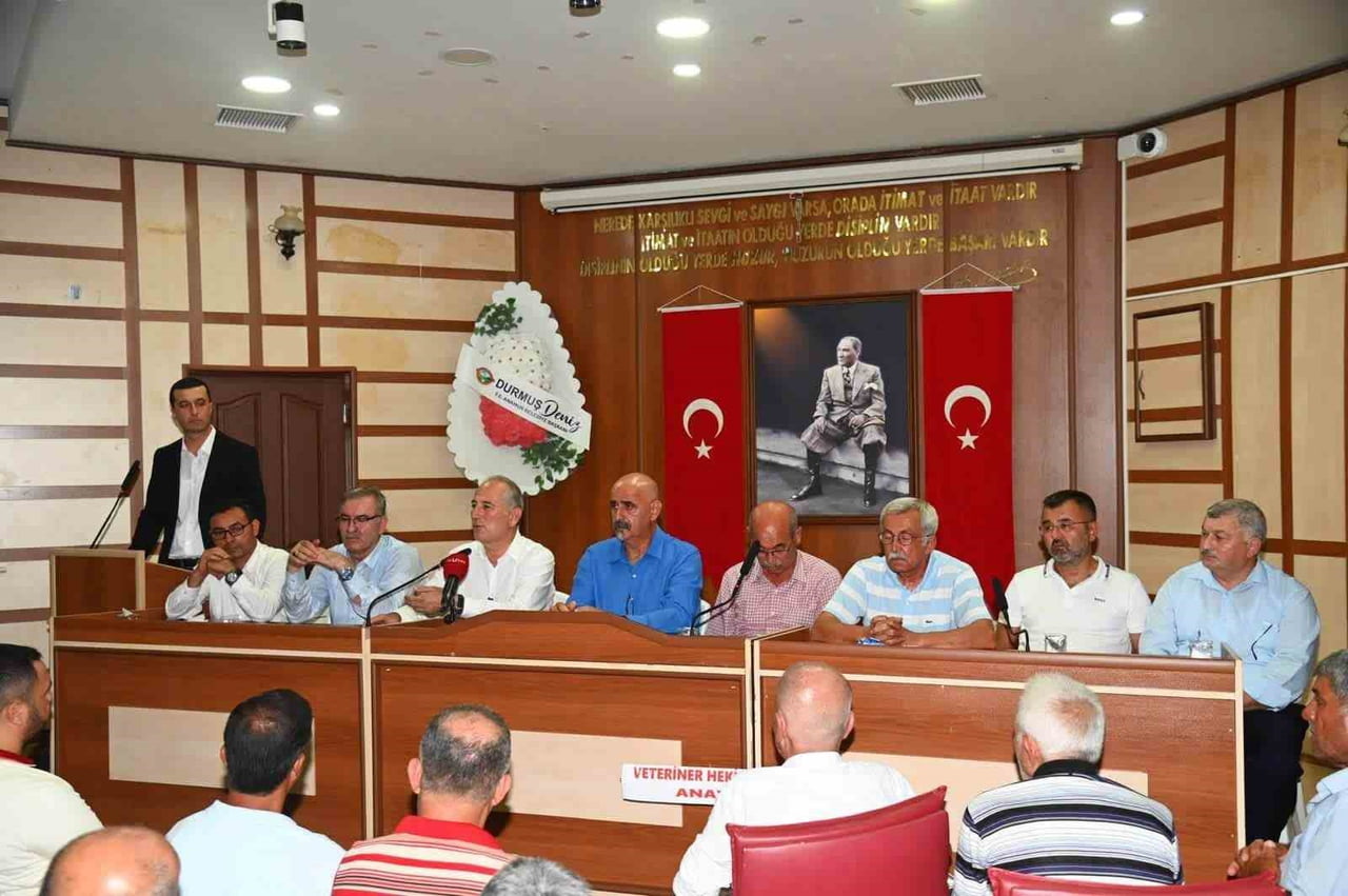 MERSİN'İN ANAMUR İLÇESİNDE BİR ARAYA GELEN BÖLGE MUZ ÜRETİCİLERİ, SEKTÖRÜN SORUNLARINI...