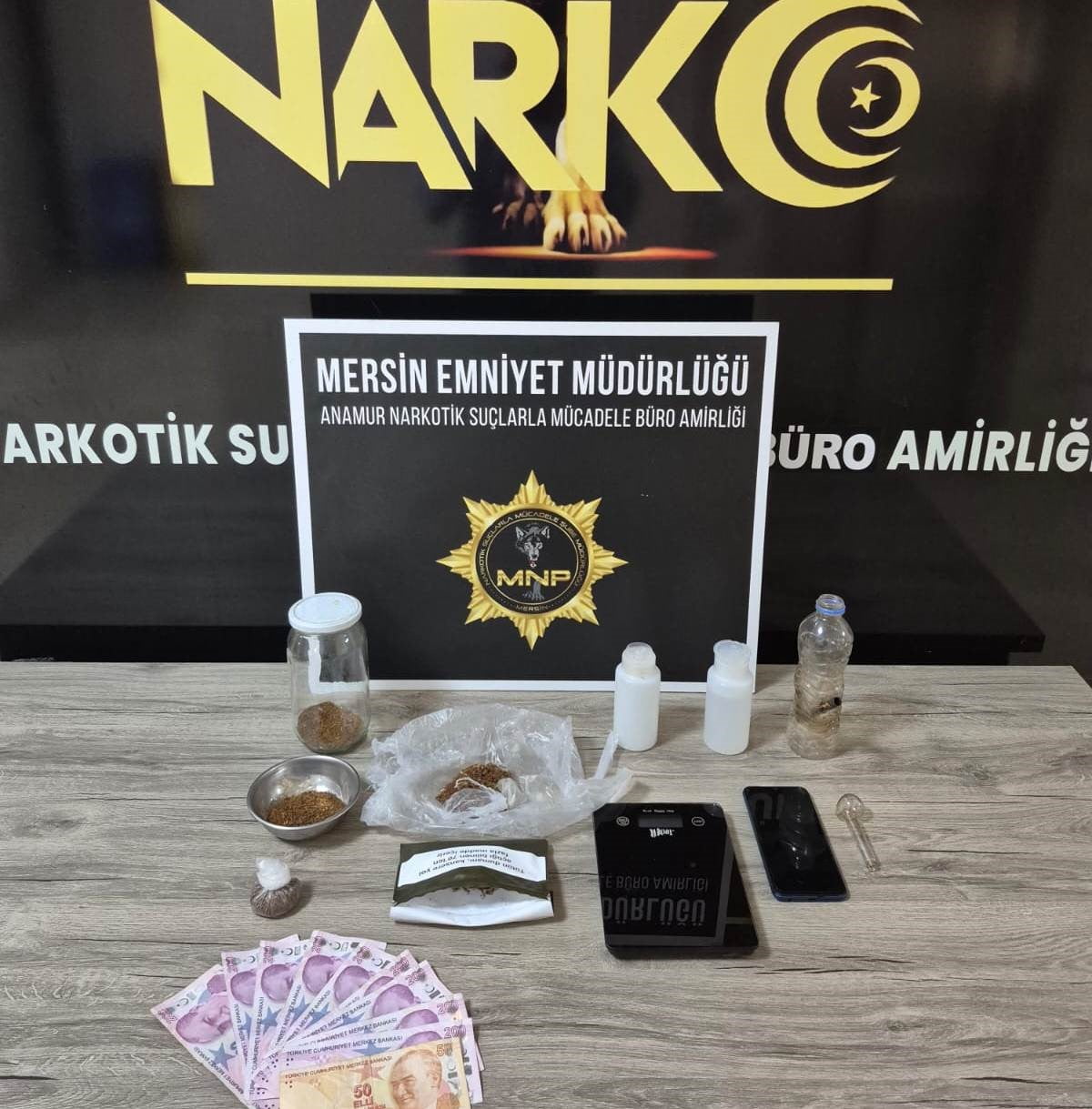 MERSİN'İN ANAMUR İLÇESİNDE NARKOTİK EKİPLERİNCE DÜZENLENEN OPERASYONDA UYUŞTURUCU MADDE, HASSAS...