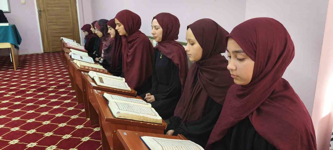 MERSİN'İN BOZYAZI İLÇESİNDE İLÇE MÜFTÜLÜĞÜNE BAĞLI DENİZCİLER KIZ HAFIZLIK KUR'AN KURSU İLE TEKELİ...