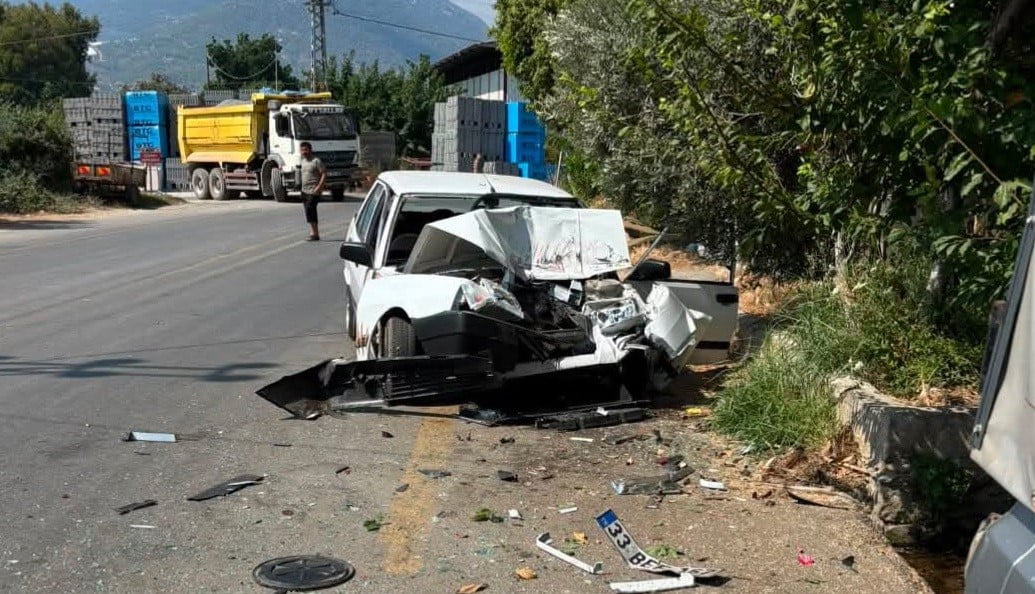 MERSİN'İN BOZYAZI İLÇESİNDE VİRAJI ALAMAYAN SÜRÜCÜ KAZA YAPTI