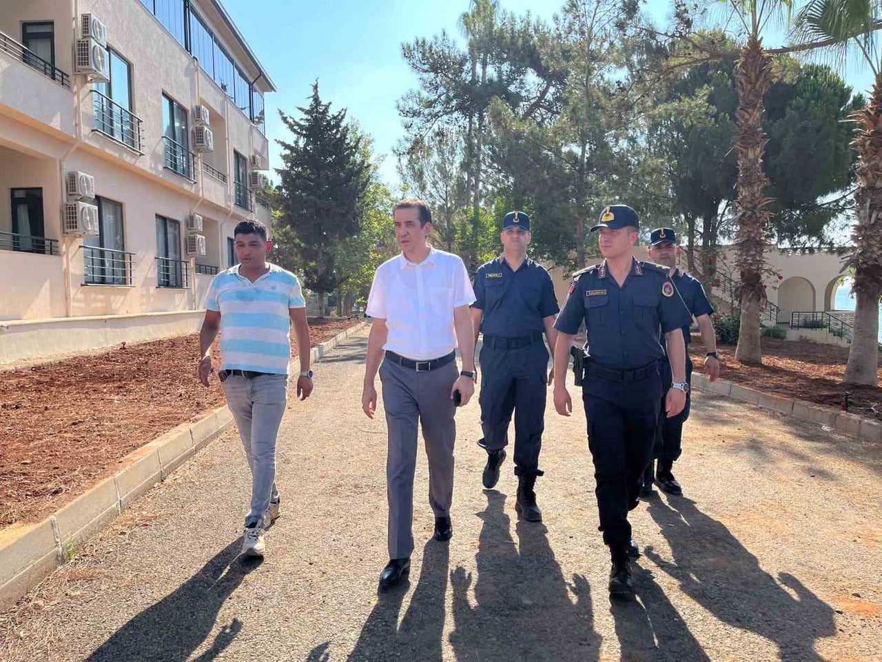 MERSİN'İN BOZYAZI KAYMAKAMI TUNCAY TOPSAKALOĞLU, YAPIMI DEVAM EDEN TEKELİ JANDARMA KARAKOL...