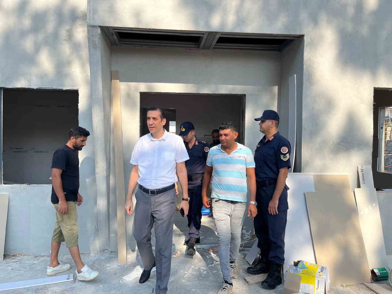 MERSİN'İN BOZYAZI KAYMAKAMI TUNCAY TOPSAKALOĞLU, YAPIMI DEVAM EDEN TEKELİ JANDARMA KARAKOL...