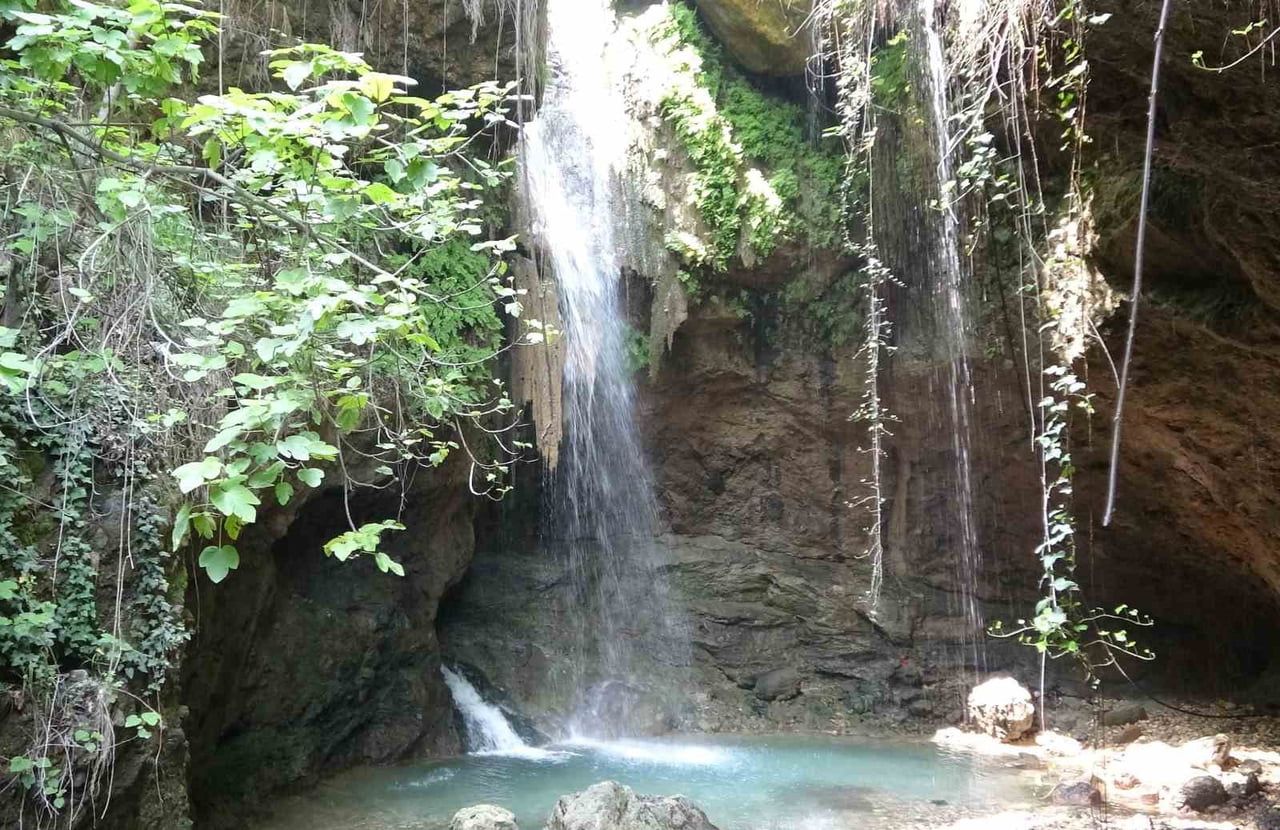 MERSİN'İN ERDEMLİ İLÇESİNE 28 KİLOMETRE UZAKLIKTA BULUNAN VE AĞAÇLARIN ARASINDA GİZLENEN KORAMŞALI...