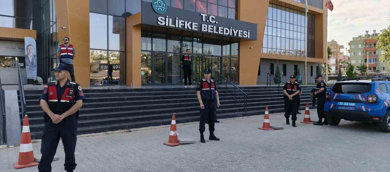 MERSİN'İN SİLİFKE İLÇESİNDE BELEDİYEYE YÖNELİK RÜŞVET, İHALEYE FESAT KARIŞTIRMA VE SUÇ ÖRGÜTÜ...