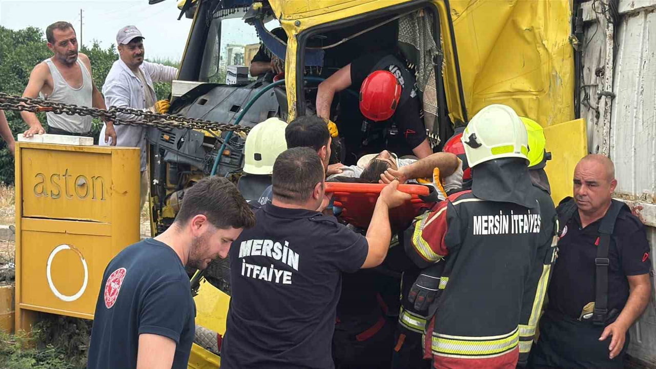 MERSİN'İN TARSUS İLÇESİNDE İKİ TIRIN KAFA KAFAYA ÇARPIŞMASI SONUCU 1 ÇOCUK HAYATINI KAYBETTİ, 2...