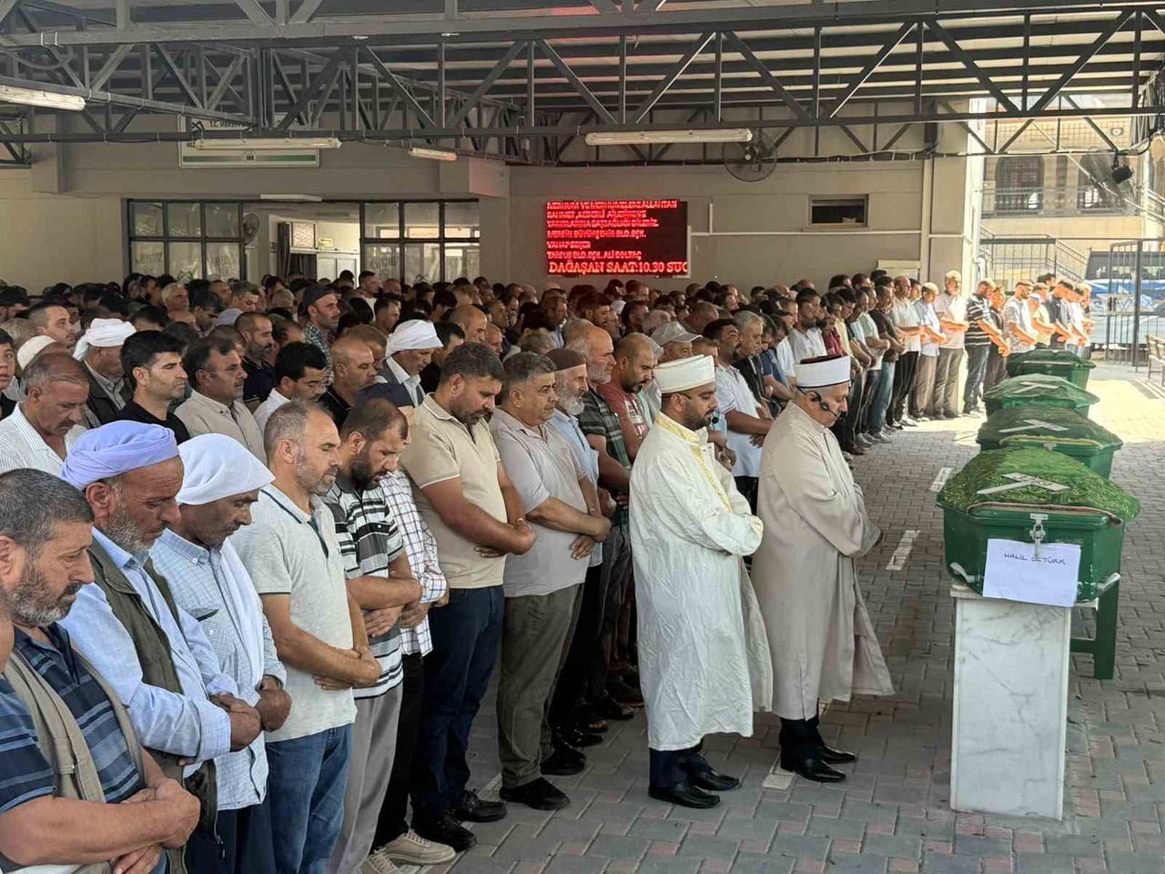MERSİN'İN TARSUS İLÇESİNDE SERİNLEMEK İÇİN GİRDİKLERİ DENİZDE BOĞULARAK YAŞAMINI YİTİREN ANNE...