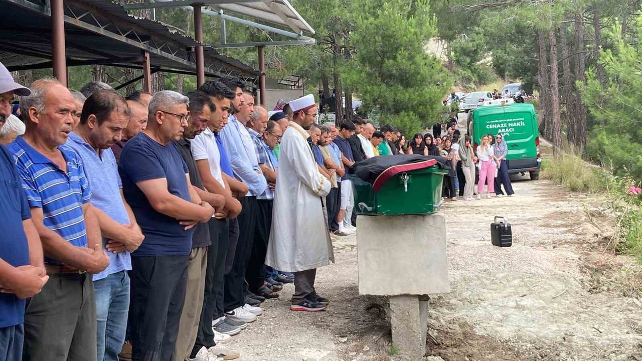 MERSİN BAROSU AVUKATLARINDAN OLDUĞU ÖĞRENİLEN ŞEN'İN NAAŞI OTOPSİ İŞLEMLERİNİN ARDINDAN ERDEMLİ...