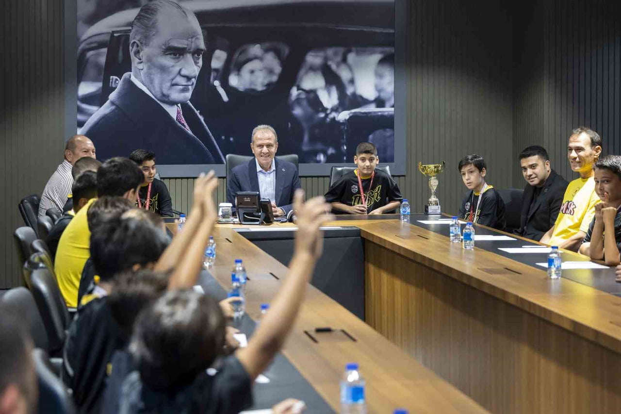 MERSİN BÜYÜKŞEHİR BELEDİYE BAŞKANI VAHAP SEÇER, İL ŞAMPİYONU OLAN MSK U10 VE U11 BASKETBOL...