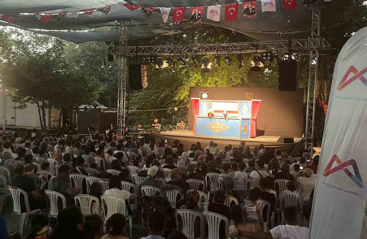 MERSİN BÜYÜKŞEHİR BELEDİYESİ ŞEHİR TİYATROSU, 'ŞEHRİN GEZİCİ TİYATROSU' PROJESİ KAPSAMINDA 13...