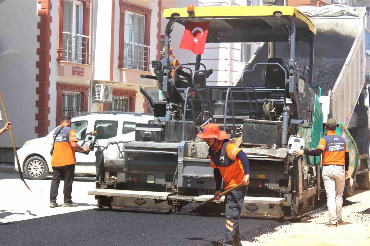 MERSİN BÜYÜKŞEHİR BELEDİYESİ, SİLİFKE'DE ULAŞIMI DAHA GÜVENLİ VE KONFORLU HALE GETİRMEK AMACIYLA...