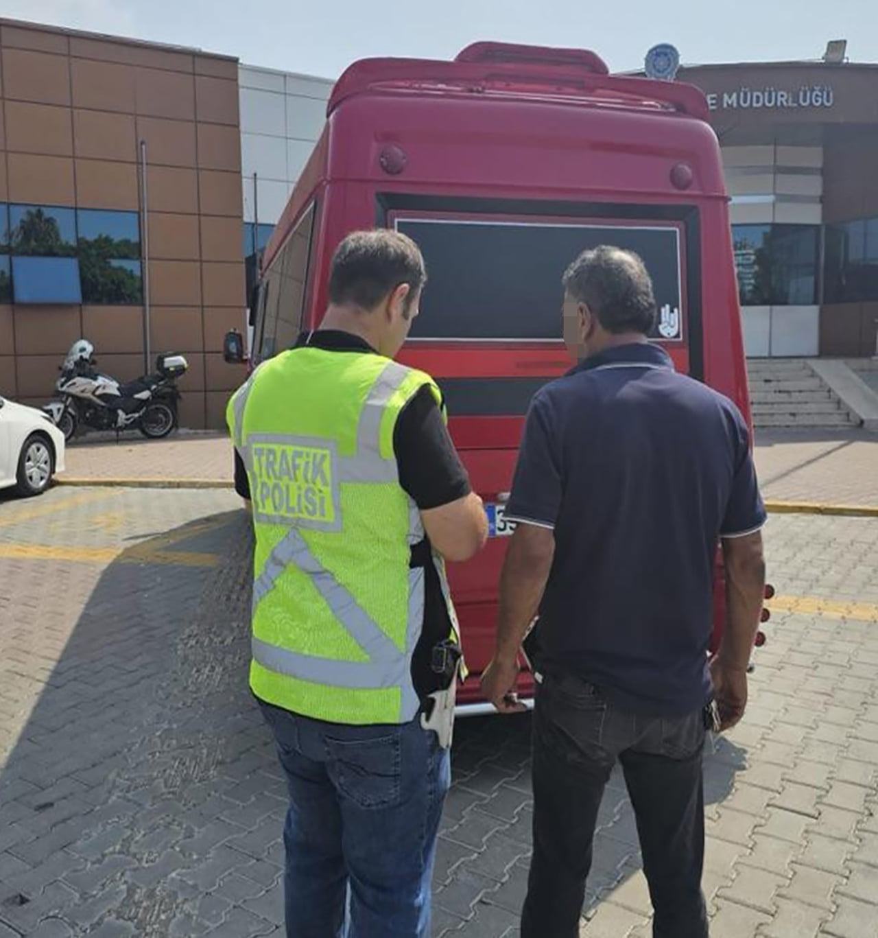 MERSİN’DE ÇEVREYOLUNDA TRAFİK GÜVENLİĞİNİ TEHLİKEYE DÜŞÜRECEK ŞEKİLDE YOLCU İNDİRDİĞİ BELİRLENEN...