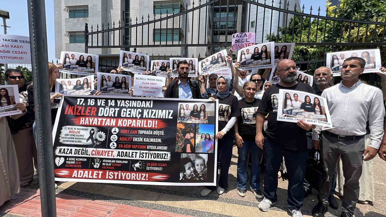 MERSİN’DE KULLANDIĞI CİPİN REFÜJDE KARŞIYA GEÇMEK İÇİN BEKLEYEN YAYALARA ÇARPMASI SONUCU İKİZ...