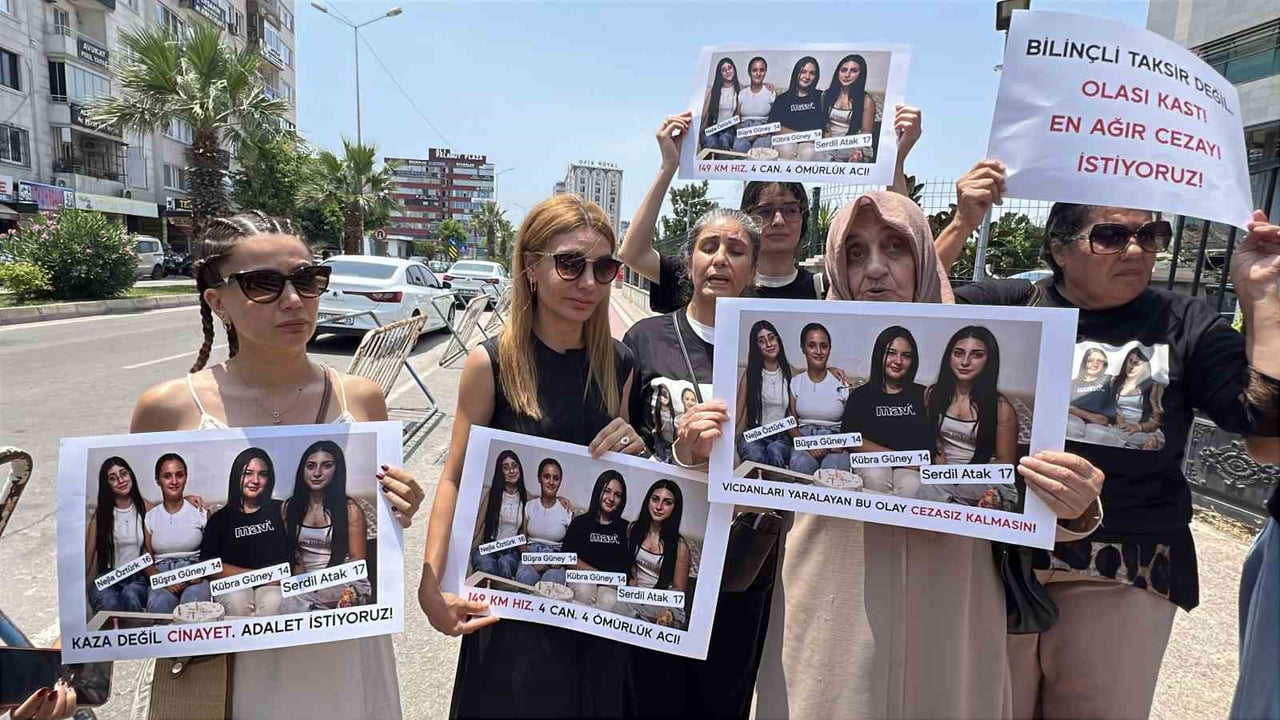 MERSİN’DE KULLANDIĞI CİPİN REFÜJDE KARŞIYA GEÇMEK İÇİN BEKLEYEN YAYALARA ÇARPMASI SONUCU İKİZ...