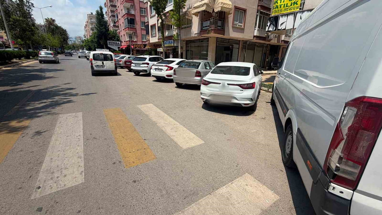 MERSİN’DE POLİS EKİPLERİNİN ENGELLİ RAMPALARI, YAYA GEÇİTLERİ VE KALDIRIMLARI İŞGAL EDEN ARAÇLARA...