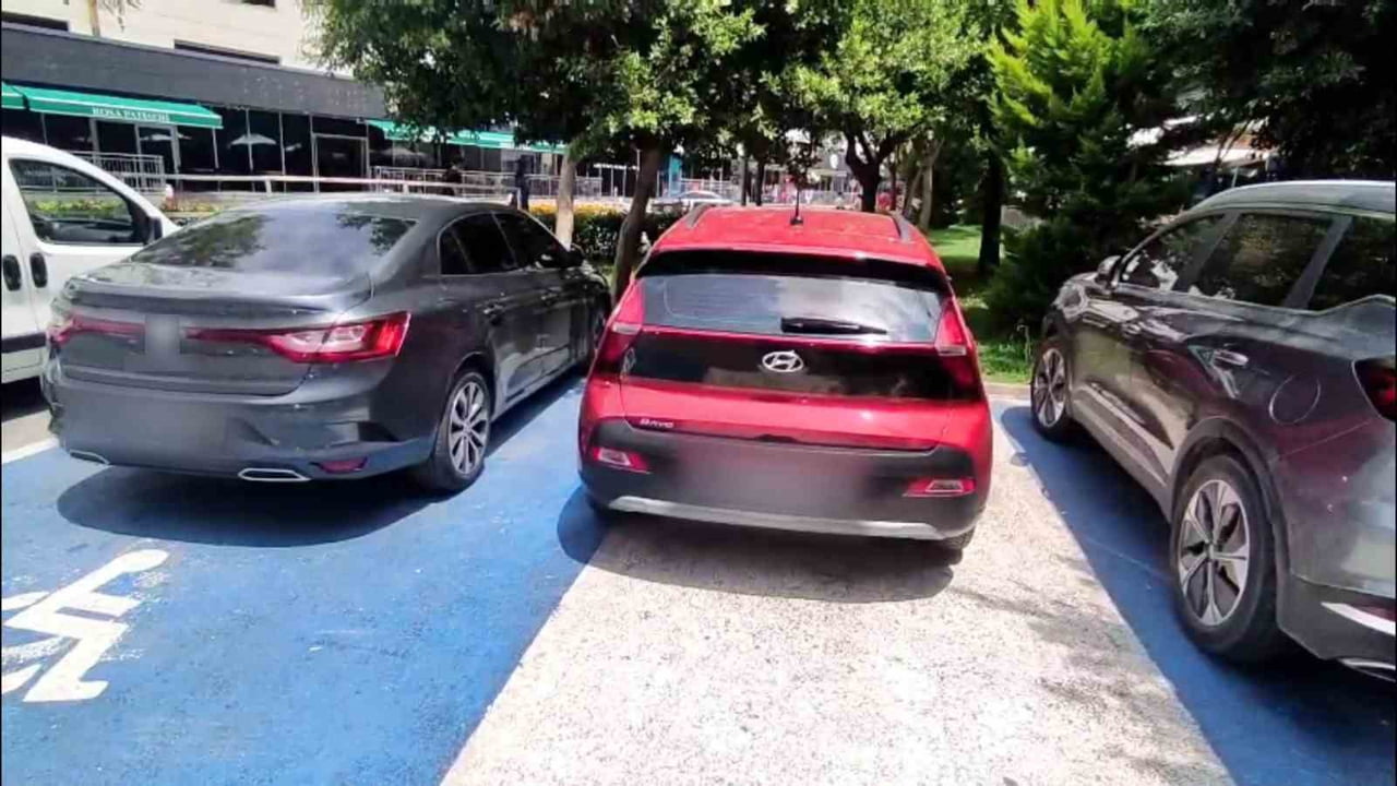 MERSİN’DE POLİS EKİPLERİNİN ENGELLİ RAMPALARI, YAYA GEÇİTLERİ VE KALDIRIMLARI İŞGAL EDEN ARAÇLARA...