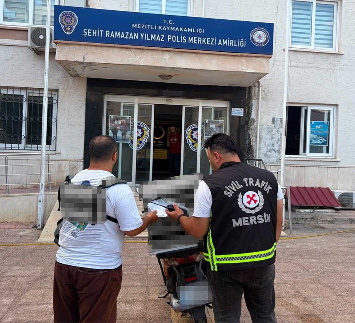 MERSİN’DE TRAFİKTE ARAÇLARINDAN İNEREK KAVGA EDEN KAMYONET VE MOTOSİKLET SÜRÜCÜSÜ POLİS...