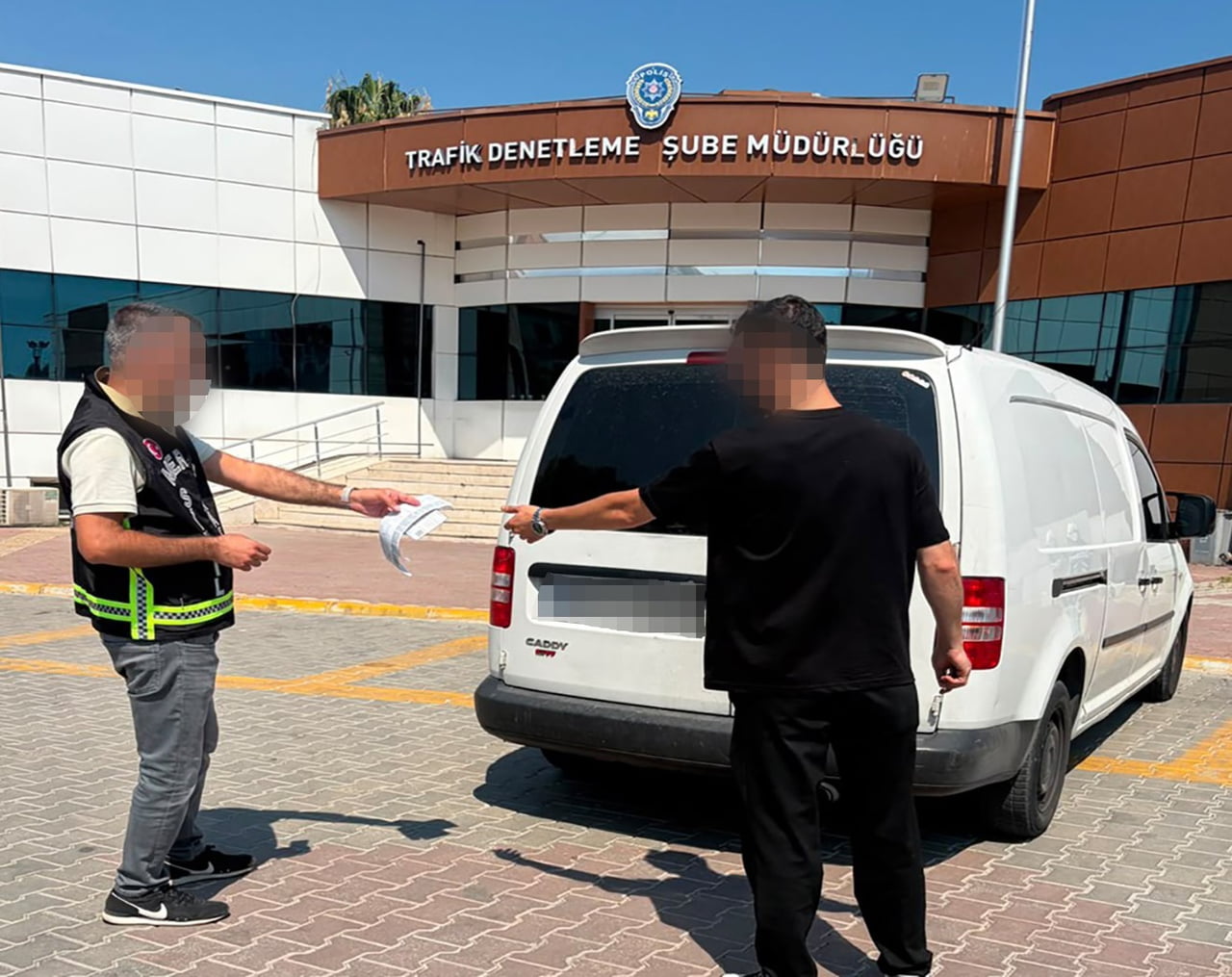 MERSİN’DE TRAFİKTE ARAÇLARINDAN İNEREK KAVGA EDEN KAMYONET VE MOTOSİKLET SÜRÜCÜSÜ POLİS...