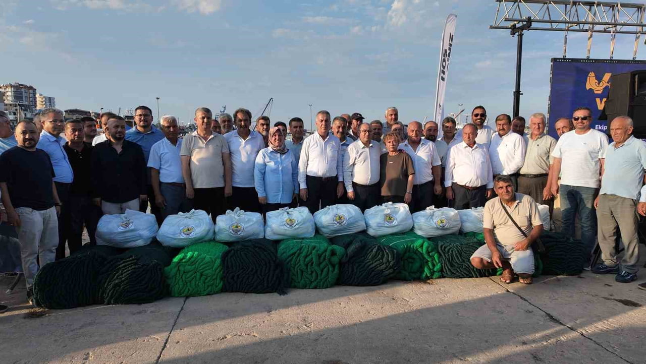 MERSİN’İN ERDEMLİ İLÇESİNDE EKMEĞİNİ DENİZDEN ÇIKARAN 54 BALIKÇIYA BELEDİYE TARAFINDAN EKİPMAN...